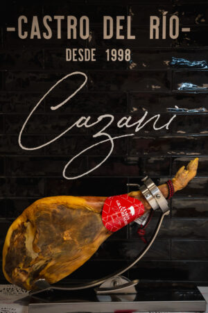 Casani - 1097 - SKA_6702 Pared de tienda con Jamon 3 Jamón Gran Reserva "DIEGO CAZANI"