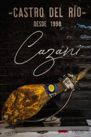 Casani - 1101 - SKA_6718 PAred de tienda con jamon 8 Jamón Cebo Ibérico 50%